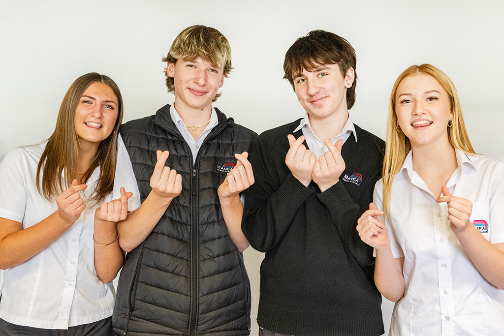 4 students with fingers clicking image